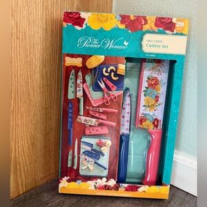 The Pioneer Woman Fancy Flourish Cutlery Set - New In Box